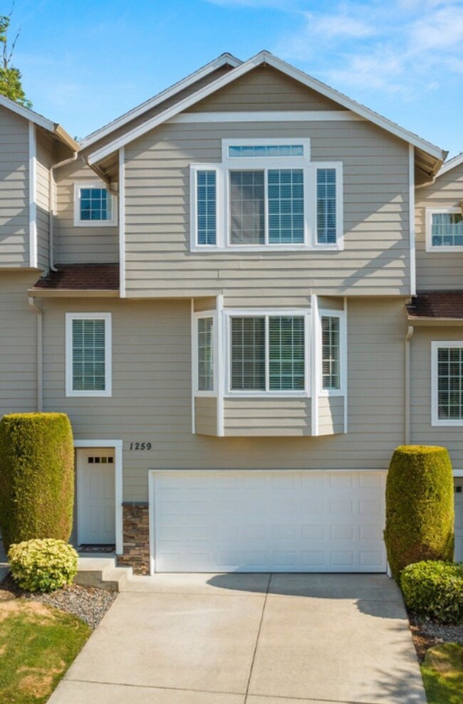 Foto del edificio - Updated 3 Story Townhome with Fully Fenced...