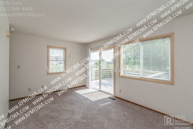 Building Photo - FENCED YARD!! 2 Bedroom, 1.5 Bath Duplex i...