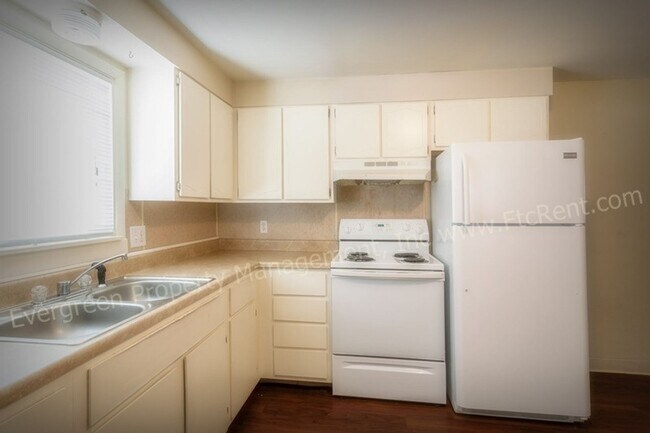 Building Photo - 3006 Sunset Dr