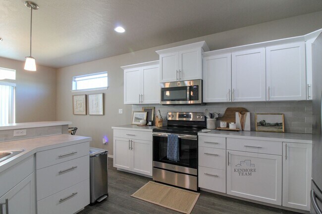 Building Photo - FURNISHED: 3 Bedroom, 2 Bath Home in South Richland