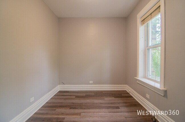 Foto del edificio - 5824 N Ridge-3