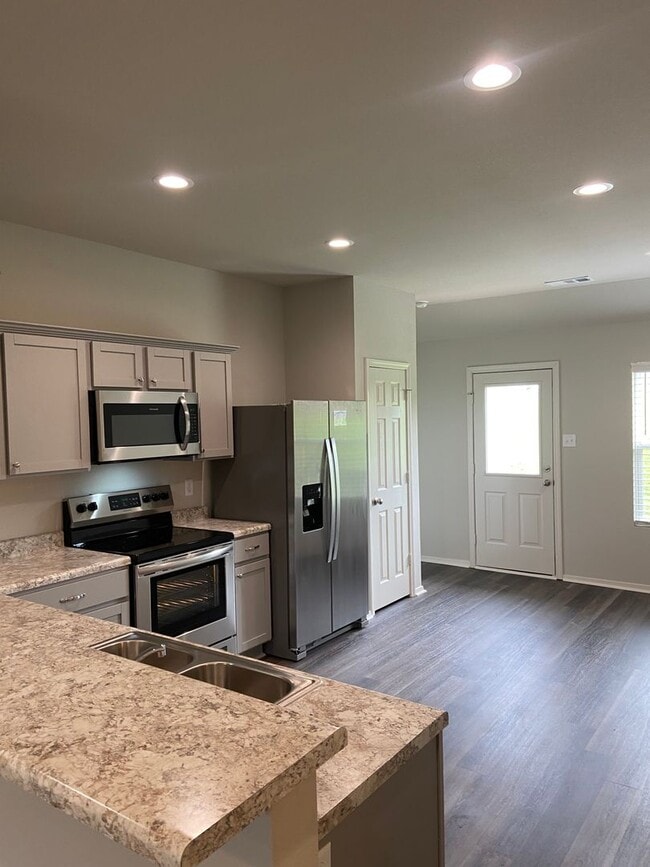 Building Photo - Preleasing Now! Four Bedroom | Two Bathroom Home in Fairview Haven