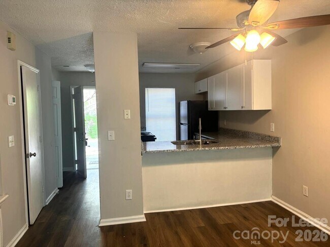 Foto del edificio - 3912 Briarhill Dr