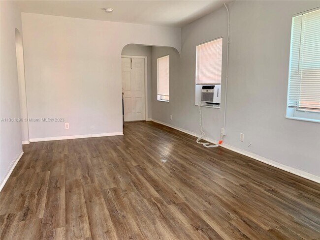 Foto del edificio - 2315 Adams St