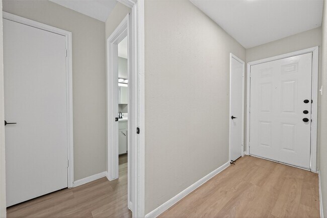 Foto del edificio - 427 Hollyvale Dr