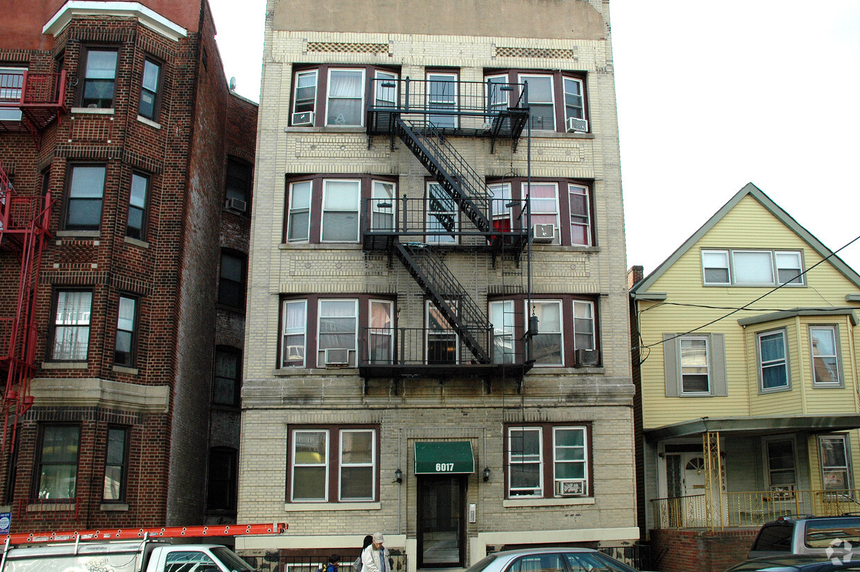 Foto del edificio - 6017 Hudson Ave
