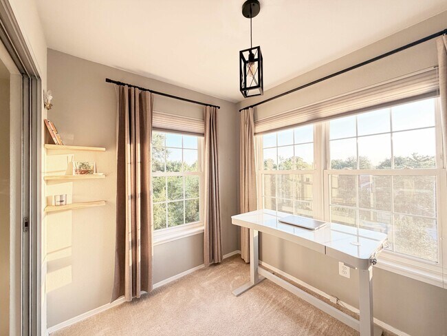 Foto del edificio - 3315 Wyndham Cir