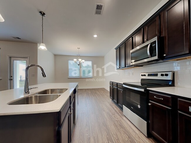 Building Photo - 116 Thatchet Drive