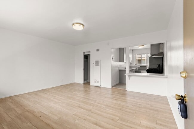Interior Photo - STUDIO 1 BATH IN Los Angeles !!