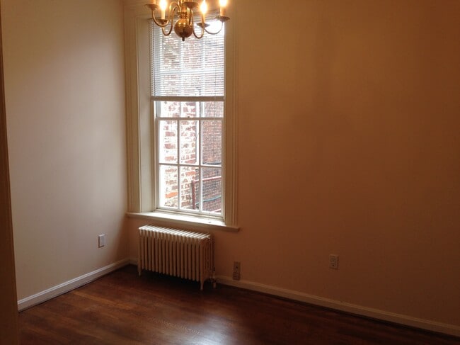 Building Photo - 117 S Royal St