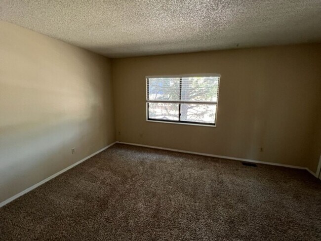 Building Photo - 2 Bedroom Townhouse Located in Northeast Colorado Springs!