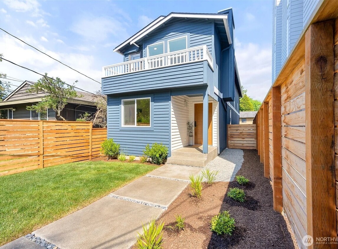Foto principal - 9526 Interlake Ave N