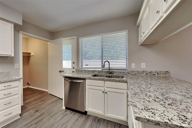 Building Photo - 17418 Seven Pines Dr
