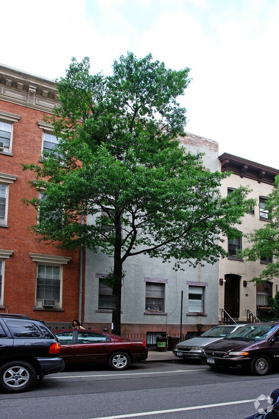 Building Photo - 320 W 20th St
