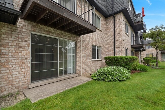 Building Photo - 9458 Bay Colony Dr