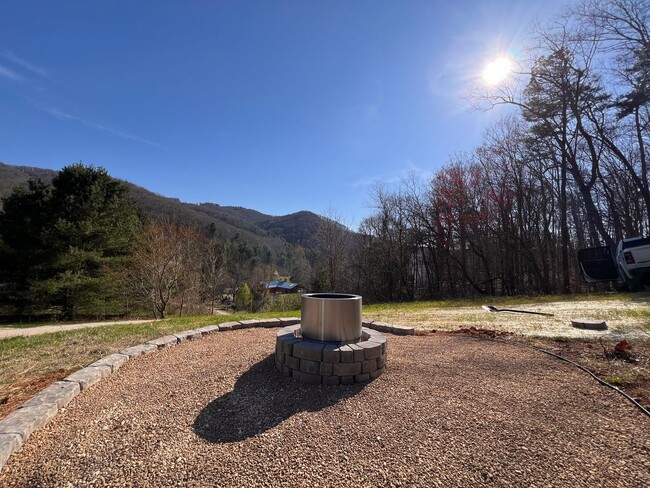 Foto del edificio - Beautiful Newer Construction in Weaverville