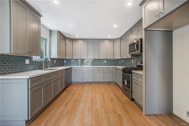 Foto del edificio - 3920 W 108th St