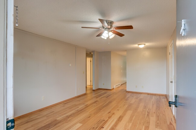 Building Photo - 4050 W Lake Sammamish Pky NE