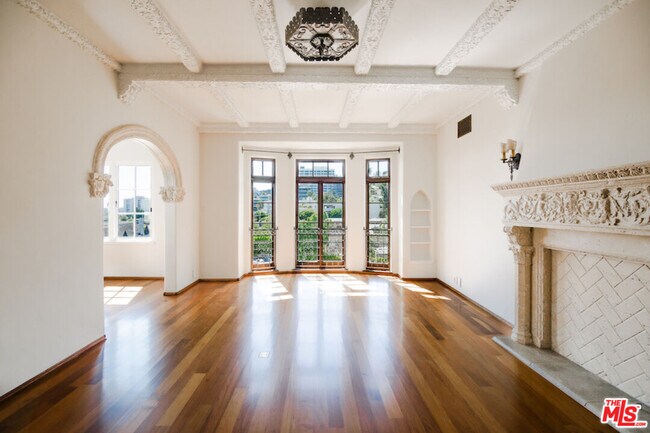 Foto del edificio - 1302 N Sweetzer Ave