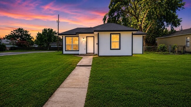 Foto del edificio - 1206 Pinewood Ln