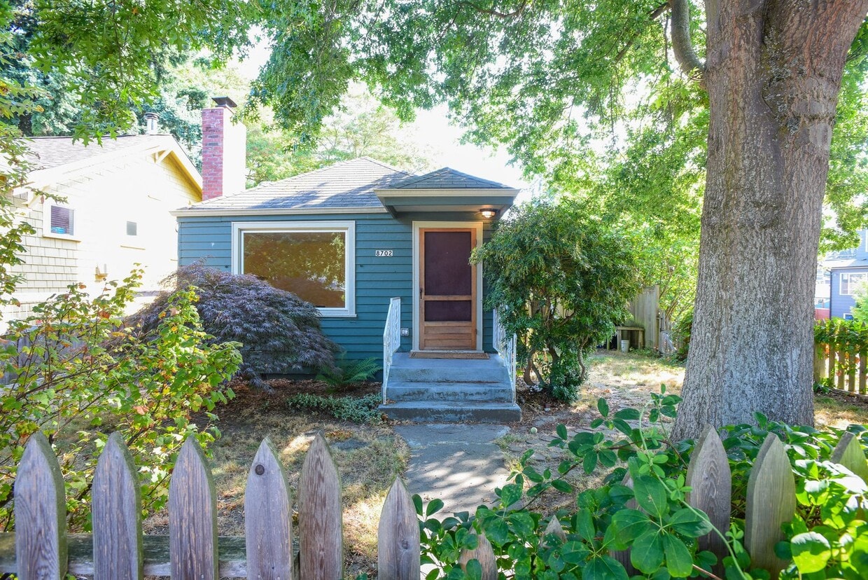 Primary Photo - SHORT TERM Ballard Bungalow