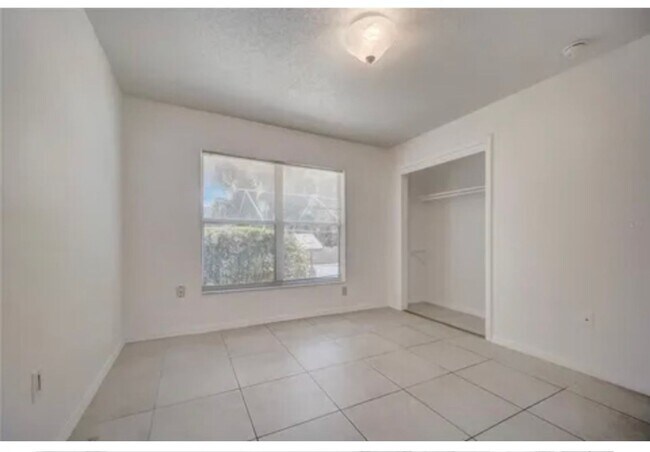 Building Photo - PRICE DROP! Spacious 5/2 with a big yard!