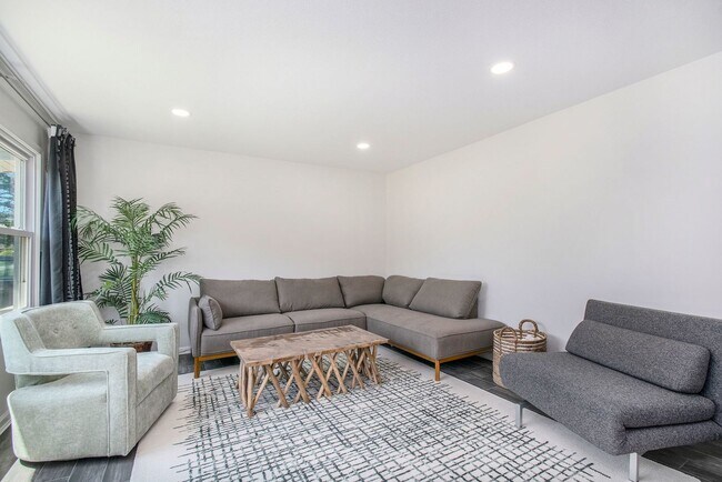 Foto del edificio - 6-8 months furnished 4 Bedroom 1.5 Bath