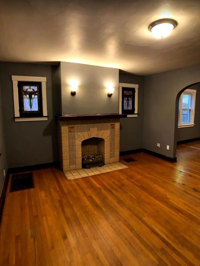 Photo - 121 E Meyers St House