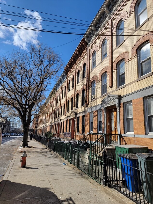 Primary Photo - 2031 Palmetto St