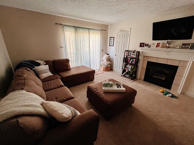 Building Photo - 2 Bedroom, 2.5 Bath Townhouse with Garage ...