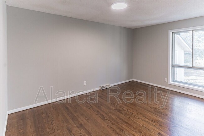 Building Photo - 3101 Erskine Dr