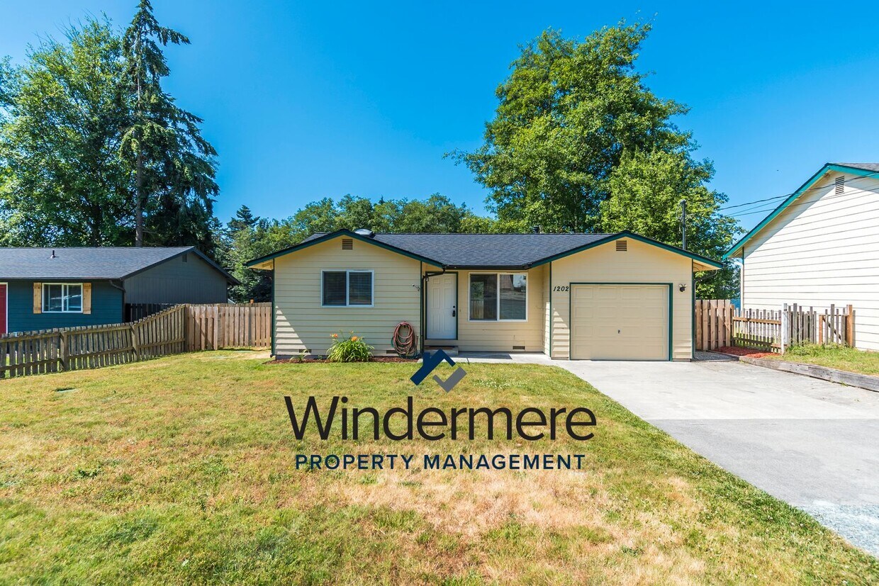 Foto principal - 2 Bed 1 Bath House W/ Garage