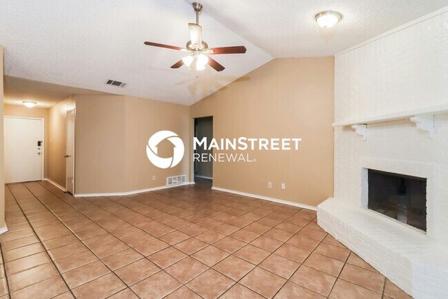 Building Photo - 3 Bedroom Pet-Friendly Home in Fort Worth, TX with Main Street Renewal