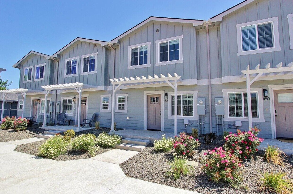 Primary Photo - Immaculate Townhouse w/2-Car Garage