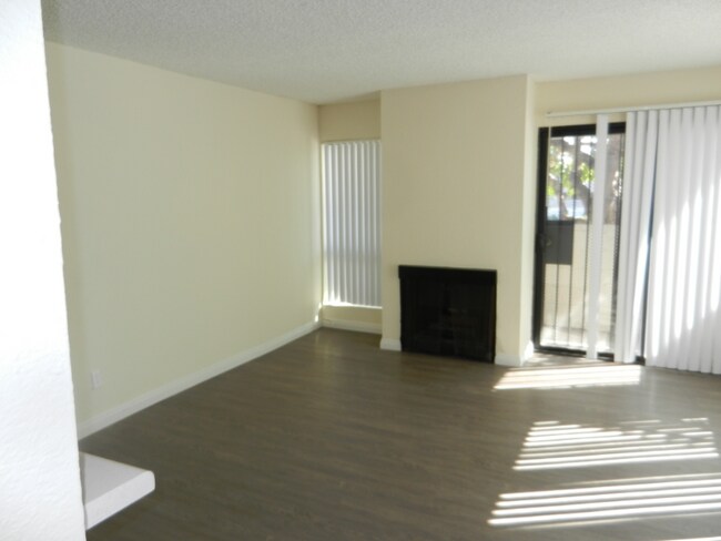 Foto del edificio - 4453 Woodman Ave