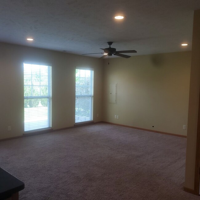 Foto del edificio - Spacious townhome in SE Lincoln!