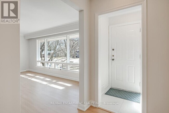 Building Photo - 2063 Glenforest Crescent