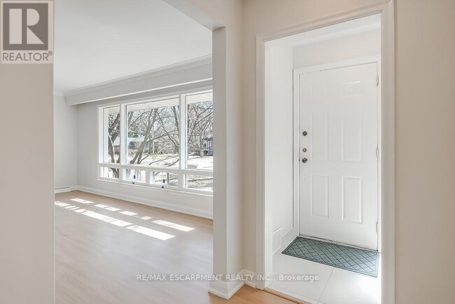 Photo du bâtiment - 2063 Glenforest Crescent