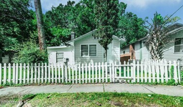 Building Photo - 846 Baker Ave