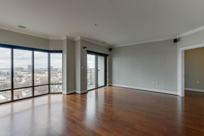 Building Photo - Spectacular Penthouse Condo in Downtown No...