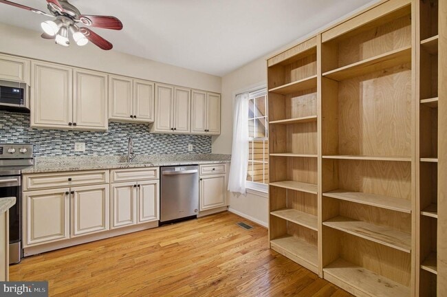 Building Photo - 7393 Swan Point Way