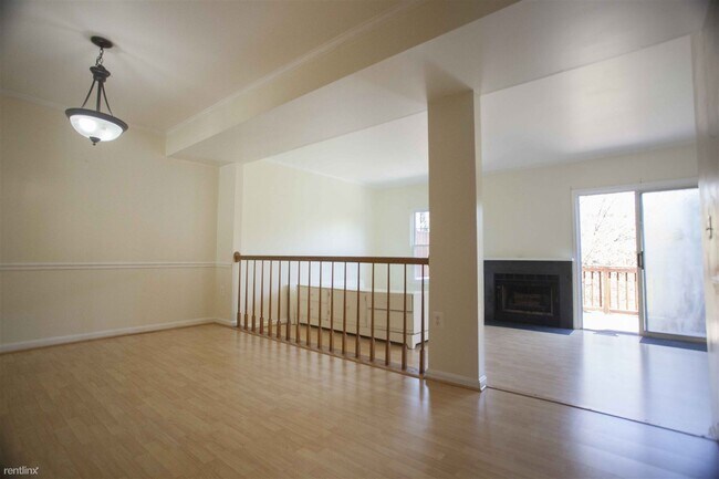 Building Photo - 3 br, 3.5 bath Townhome - 15507 Owens Glen...