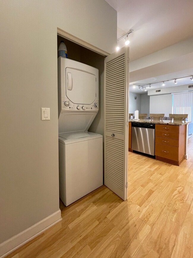 Foto del edificio - 451 W Huron St