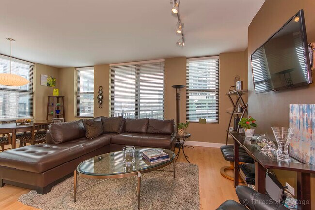 Foto del edificio - 330 N Jefferson St