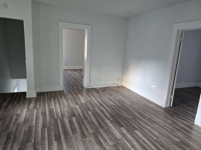 Building Photo - Charming 4-Bedroom Property in Prime Location