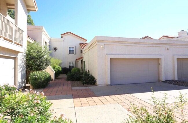 Entrada - 7800 E Lincoln Dr