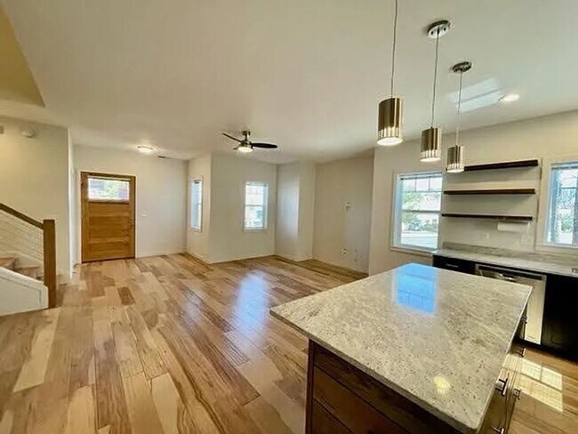 Foto del edificio - Two Bedroom Duplex | Available Early June