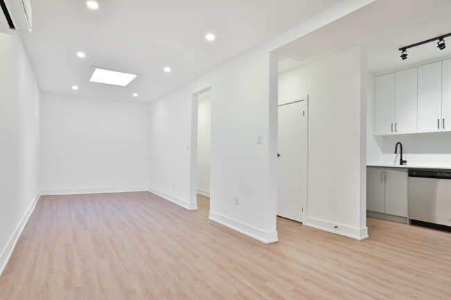 Living Room With Skylight And Potlights - 554 College St