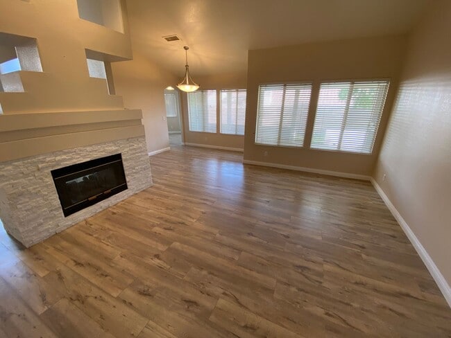 Building Photo - Beautiful 3 bed/2 bath home located near North Las Vegas