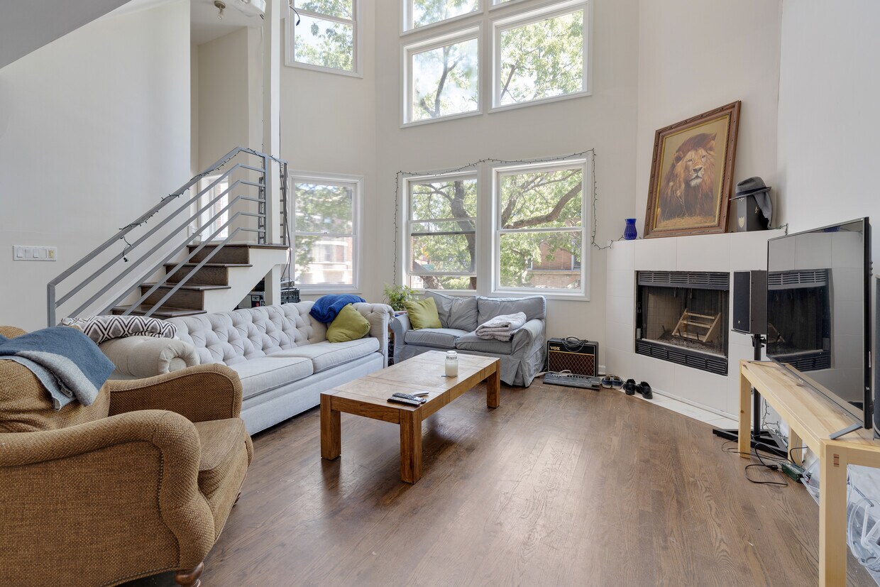 Primary Photo - 1552 N Leavitt St